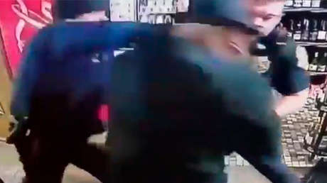 VIDEO: Un policía golpea al dueño de una tienda de licores después de que este llamara a las fuerzas del orden para denunciar un robo