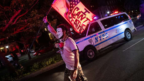 VIDEO: Policía golpeó a manifestante con la puerta de un coche patrulla en una protesta por la muerte de Floyd