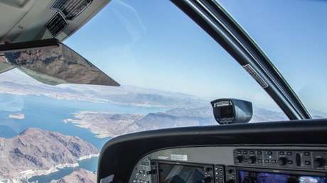 Una avioneta logra aterrizar en una 'pista' ubicada en un estrecho hueco de la selva (VIDEO)