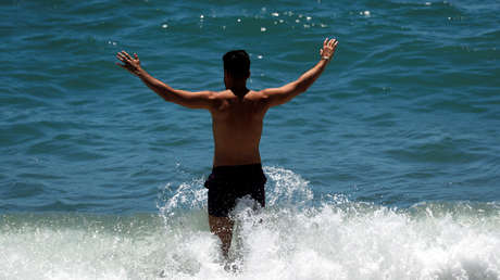 Contrabandistas en lancha sorprenden a bañistas de una playa de España tras una persecución policial (VIDEOS)