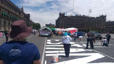 Familiares de desaparecidos en México se plantan en el Zócalo para reclamar transparencia en el presupuesto para atención a víctimas