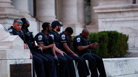 Policías de Chicago irrumpen en la oficina de un congresista y descansan plácidamente mientras vándalos saquean locales cercanos