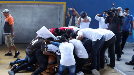 Amigos recrean un gol con el ataúd de un joven futbolista que murió baleado en México (VIDEO)