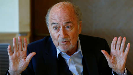 Investigan a Joseph Blatter, expresidente de la FIFA, por 'regalar' un millón de dólares con fondos