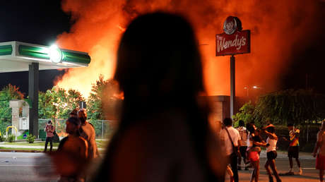 Manifestantes incendian el restaurante donde un policía mató a tiros a un afroamericano desarmado (VIDEOS)