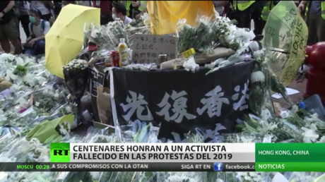 Centenares de residentes de Hong Kong honran a un activista fallecido durante las protestas de 2019
