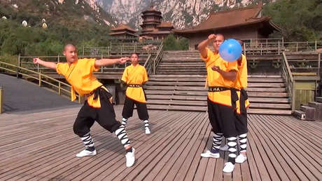 VIDEO: Un monje shaolín atraviesa un cristal arrojando una aguja y rompe bloques de cemento a mano desnuda