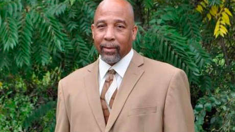 Un pastor afroamericano llama al 911 tras ser atacado por un grupo de personas blancas y la Policía detiene al religioso