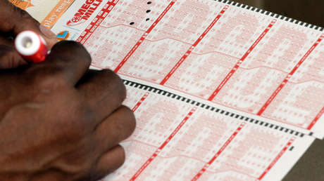 La urgente necesidad de su esposa de ir al baño le hace ganar 500.000 dólares a la lotería