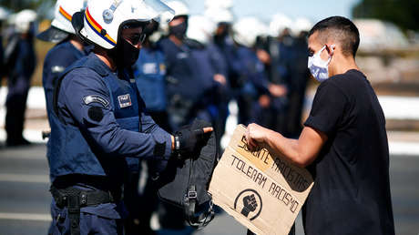 VIDEO: Un policía brasileño detiene a un hombre y lo presiona por el cuello hasta dejarlo desmayado