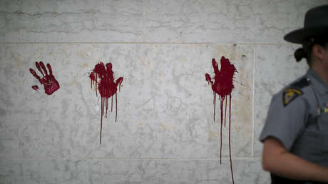 Policía de EE.UU. carga contra un doble amputado que luego se arrastra pidiendo ayuda (VIDEO)