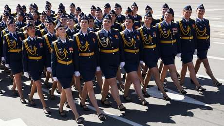 Una cadete rusa pierde un zapato durante un desfile de la Victoria, pero no abandona la marcha (VIDEO)