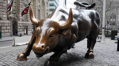 Wall Street cierra con pérdidas y el oro alcanza su máximo de 8 años ante temores de una nueva ola de coronavirus
