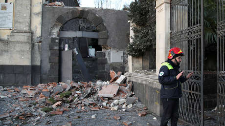 La cornisa de un edificio mata a una mujer y sus dos hijos menores en el norte de Italia