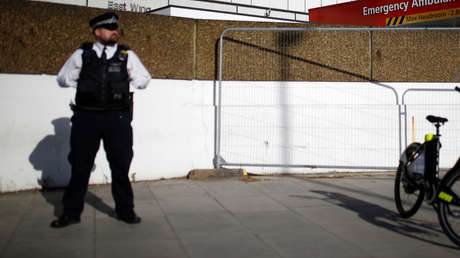 Condena de prisión para un policía británico que fue grabado agrediendo a un detenido esposado (VIDEO)