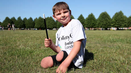 Un niño amputado de las dos piernas recauda 1,2 millones de dólares para sus médicos con una caminata