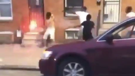 VIDEOS: Brutal ataque con pirotecnia de un grupo de jóvenes afroamericanos a un hombre en EE.UU.