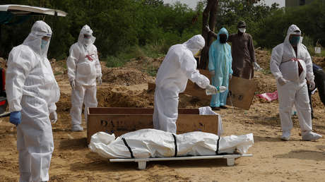 "Inhumano": Indignación en la India por el traslado del cuerpo de una víctima de coronavirus en una excavadora (VIDEO)