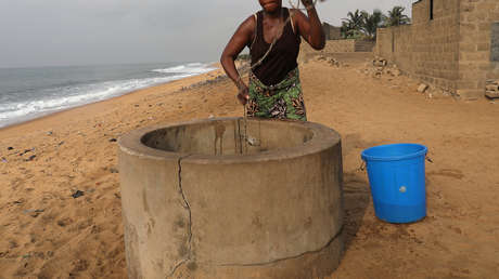 Una familia cae en un pozo de agua en Indonesia por tomarse una selfi (VIDEO)