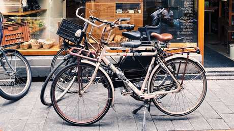 Bélgica: Ciclista ebrio atropella a un alcalde que hablaba sobre un festival de ginebra en una entrevista (VIDEO)