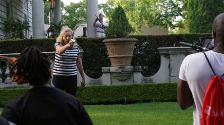 VIDEOS: Una pareja apunta con un rifle y una pistola a manifestantes en un lujoso barrio en EE.UU.