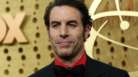 VIDEO: Sacha Baron Cohen se cuela en una reunión de ultraderecha en EE.UU. e insta a inyectarle a Obama "la gripe de Wuhan" en una canción racista