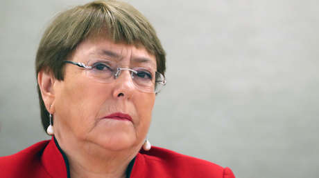 "Libere a los presos políticos": Bachelet es increpada por una activista mapuche en plena calle en Ginebra