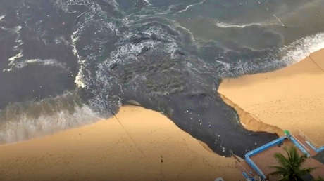 VIDEO: Un vertido vuelve negras las codiciadas aguas turquesas de Acapulco