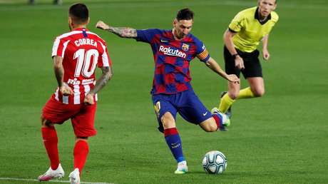 VIDEOS: Messi anota el espectacular gol 700 de su carrera y las redes explotan celebrando su "licencia para marcar"