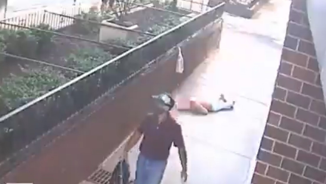 VIDEO: Estrangula y roba a una mujer a plena luz del día y luego se marcha tranquilamente