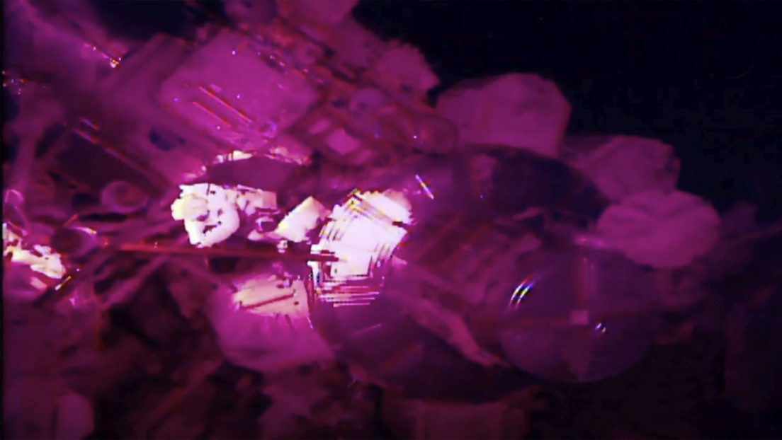VIDEO: Un astronauta pierde un espejo en medio de una caminata espacial