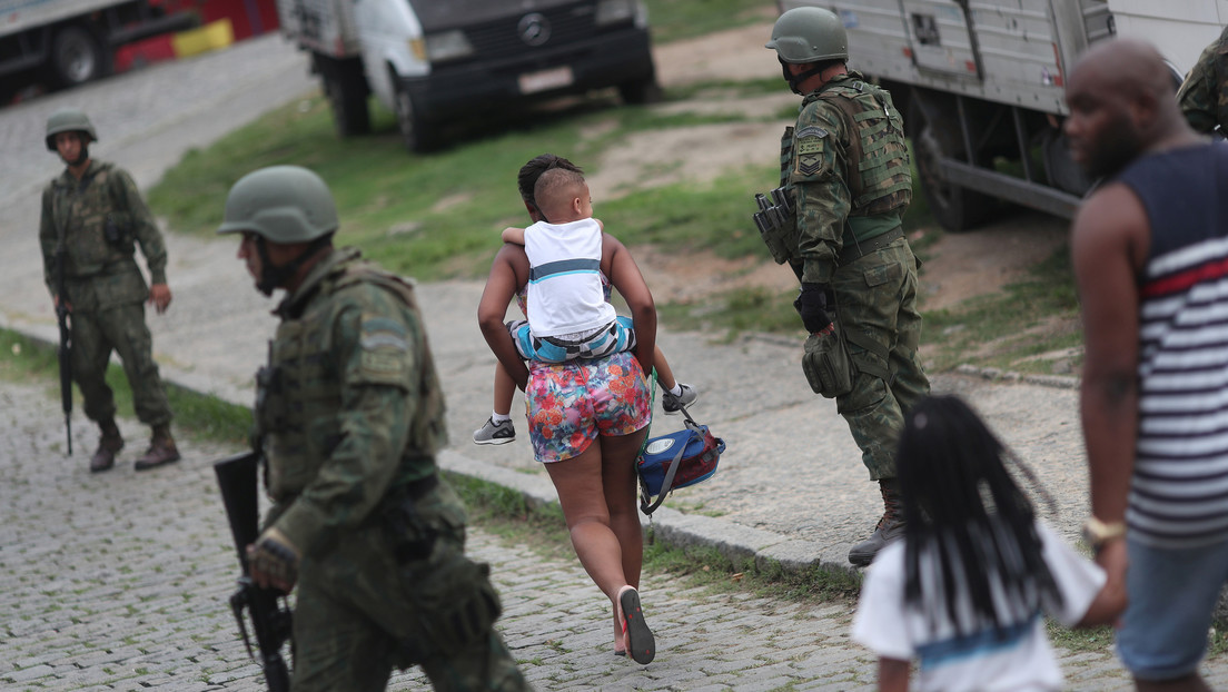 Muere un niño de 7 años por una bala perdida cuando estaba en la puerta de su casa en Río de Janeiro