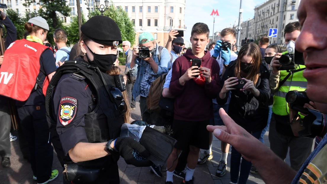 VIDEO: Una policía entrega mascarillas a manifestantes que protestan en el centro de Moscú