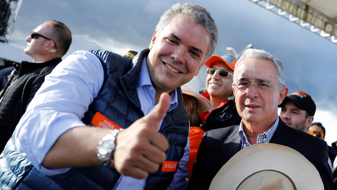 Las redes se mofan de la Fiscalía de Colombia por anunciar una inspección al partido de Uribe