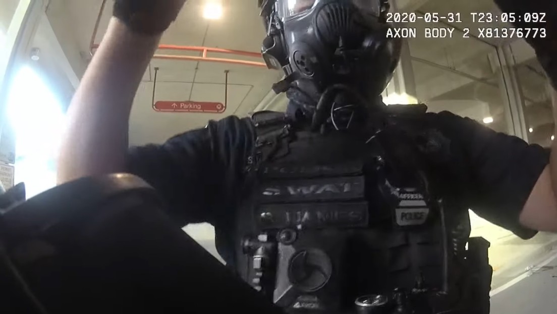 VIDEO: Policías se ríen tras disparar balas de goma contra manifestantes en Florida