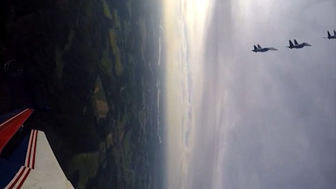 VIDEO: Los ases de la acrobacia aérea rusa realizan trucos vertiginosos, volando por primera vez en 3 tipos de aviones en una fila