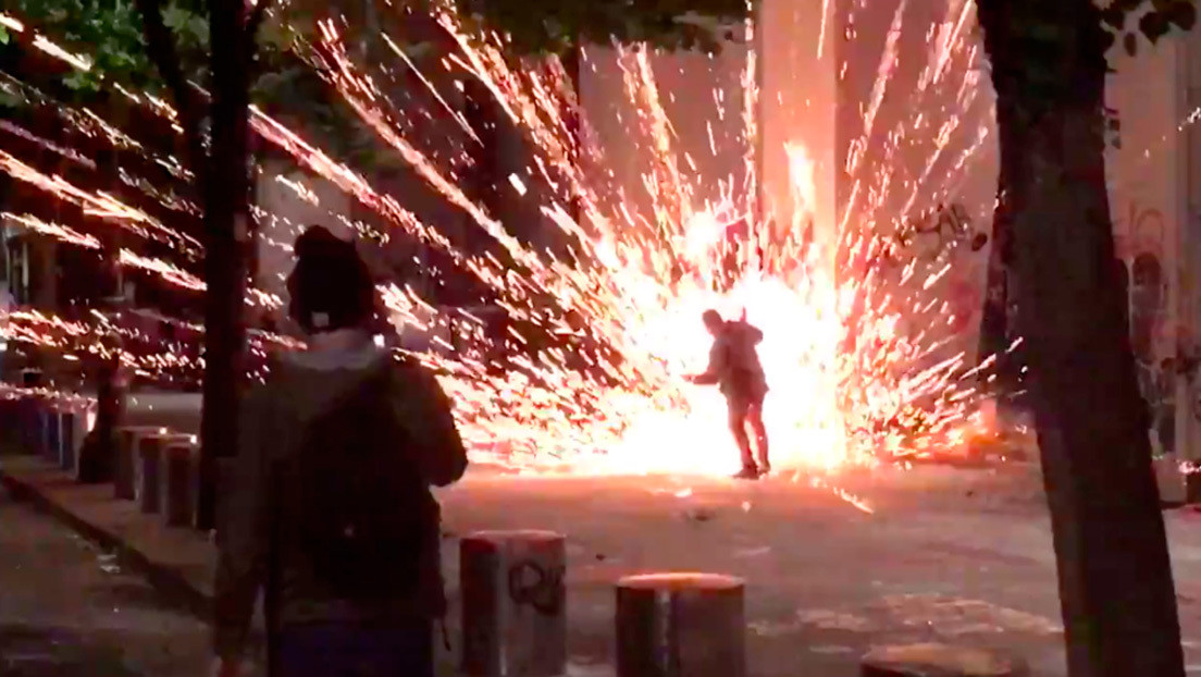 VIDEO: Un cohete de fuegos artificiales explota cerca del rostro de un manifestante durante unos disturbios en EE.UU.