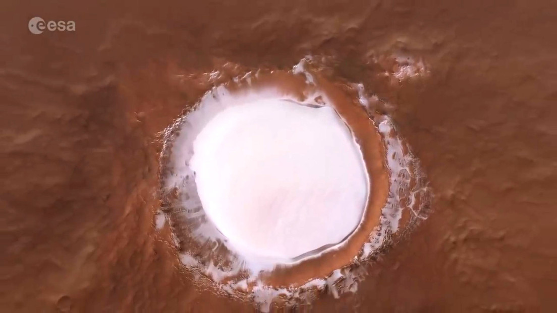 VIDEO: Así es el vuelo sobre un enorme cráter marciano repleto de hielo