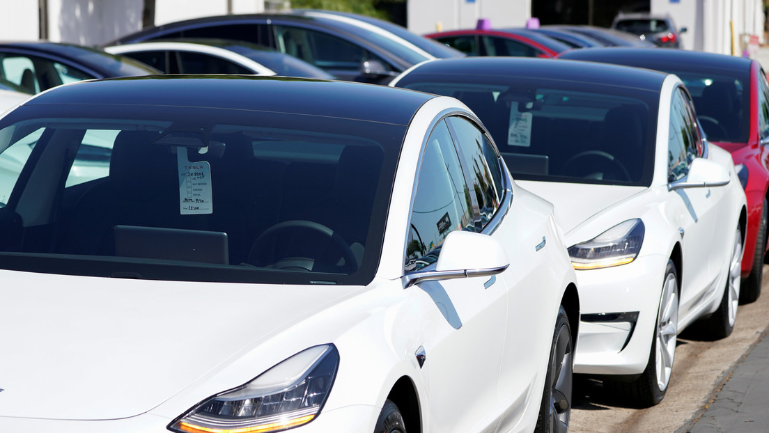 Un hombre en Alemania compra 28 autos eléctricos Tesla Model 3 por 'accidente'