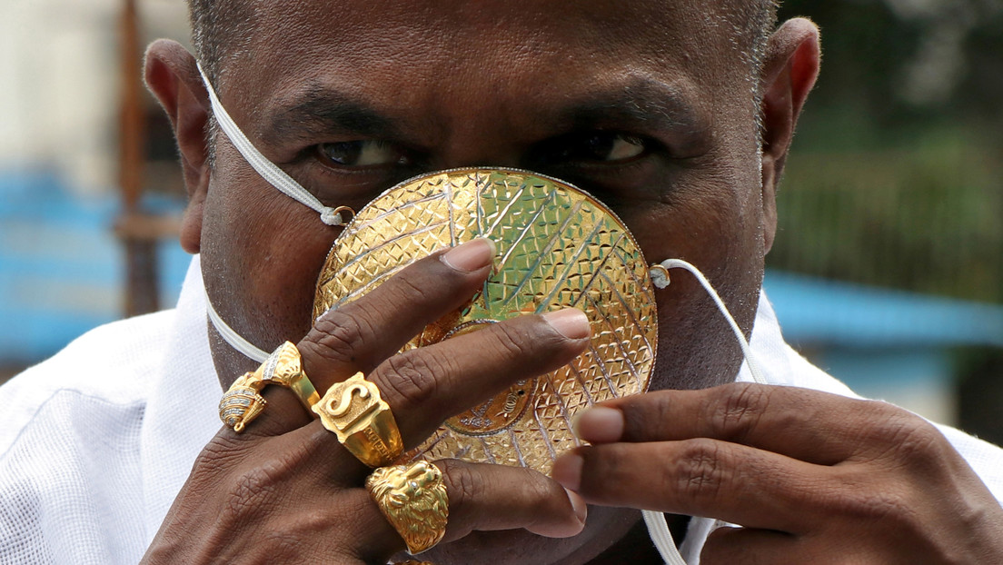 VIDEO: Un hombre usa una mascarilla de oro en medio de la pandemia, a pesar de no estar seguro de su eficacia