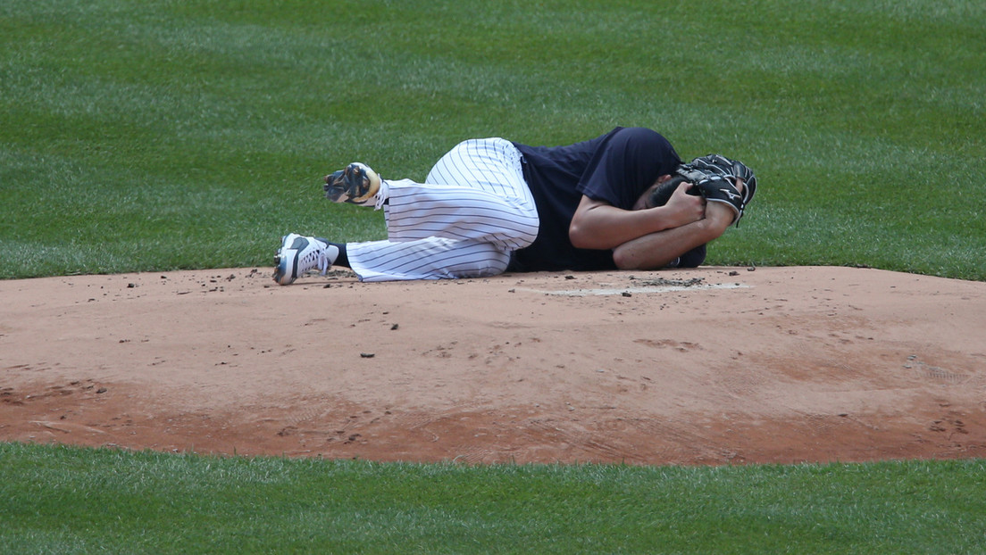 VIDEO: Momento en el que un lanzador de los Yankees es golpeado en la cabeza por una pelota de béisbol y acaba hospitalizado