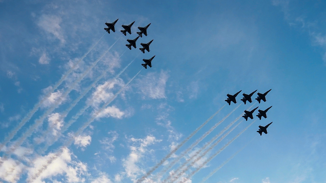 VIDEOS: Aviones militares modernos y de tiempos de guerra realizan un desfile aéreo para conmemorar el Día de la Independencia en Washington