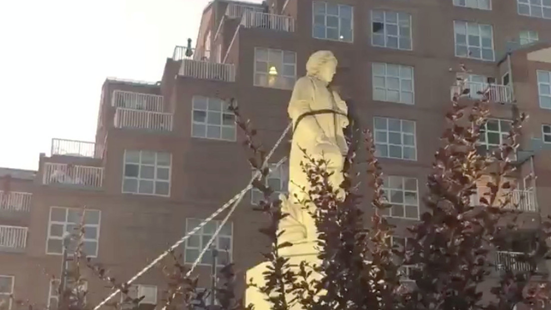 VIDEOS: Derriban y arrojan al mar en EE.UU. un monumento a Colón el Día de la Independencia