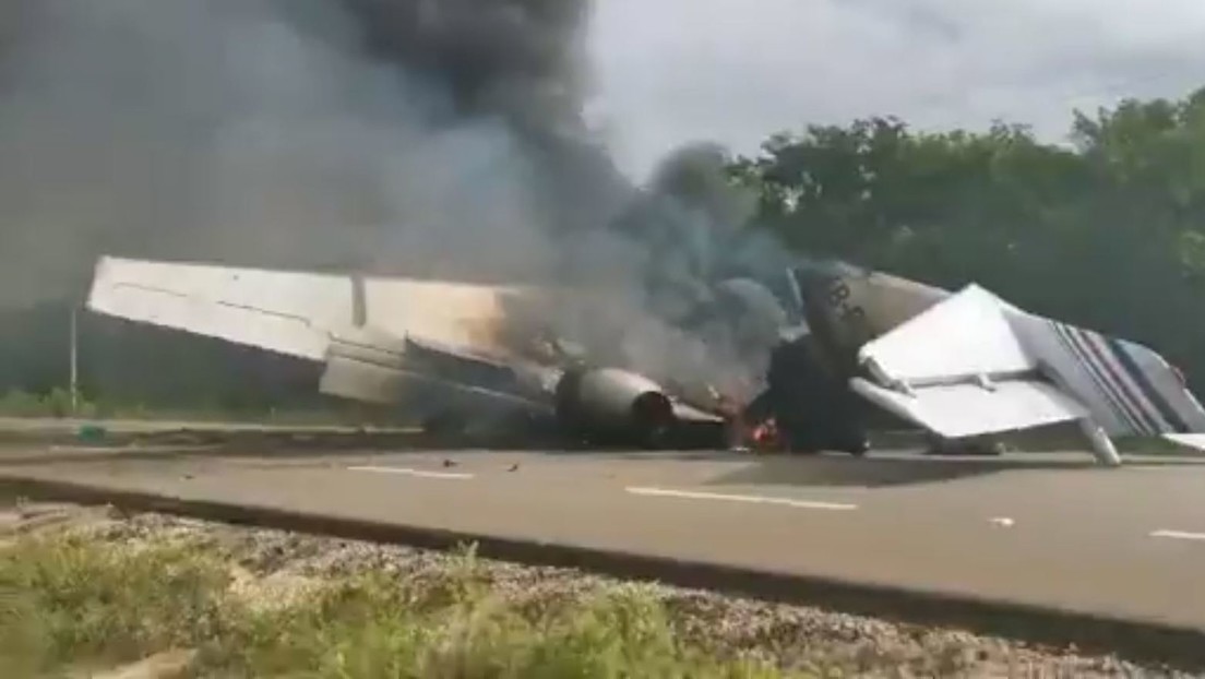 VIDEOS: Una aeronave se estrella y se incendia en una carretera en el estado mexicano de Quintana Roo