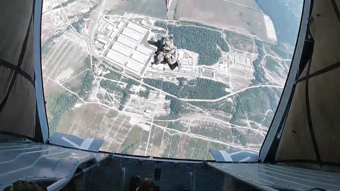 VIDEO: Vertiginosos saltos de paracaidistas de las Fuerzas especiales rusas durante un concurso de habilidades