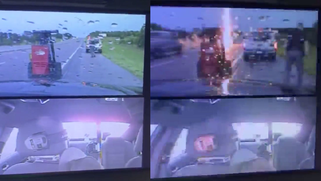 VIDEO: Momento en el que un rayo casi golpea a un policía de tráfico mientras ayuda a un conductor