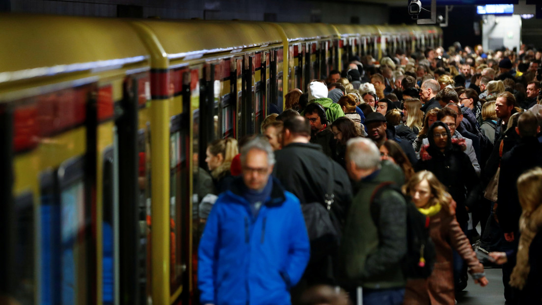 "No use desodorante": la singular estrategia de Berlín para promover el uso de mascarillas en el transporte público
