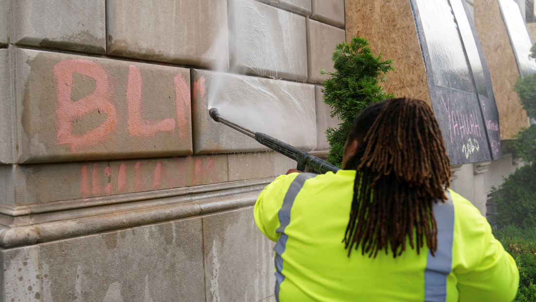 "La narrativa del racismo es una mentira": una pareja es acusada de vandalismo tras dañar un mural de Black Lives Matter