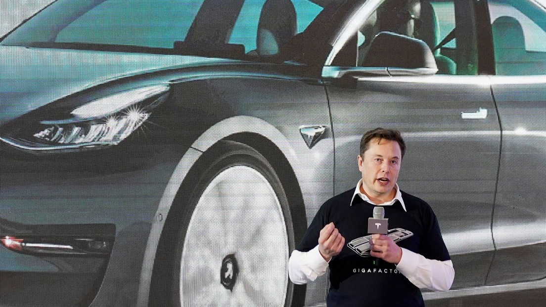 Tesla se burla de los inversores poniendo a la venta pantalones cortos rojos