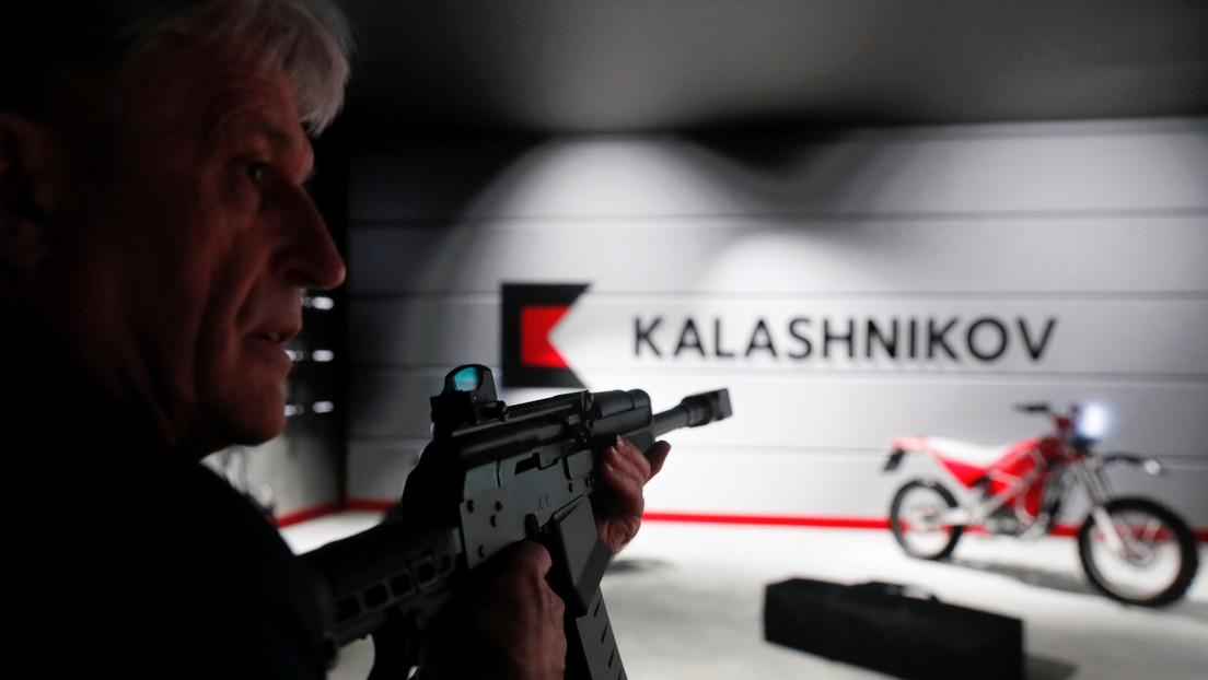 No solo fusiles: el consorcio Kaláshnikov mostró una pistola desarrollada por su armero más famoso (VIDEO)